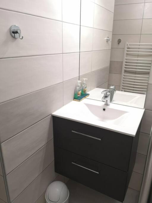 Au Pied Des Pistes Avec Parking Entierement Renove Apartment Huez Exterior photo